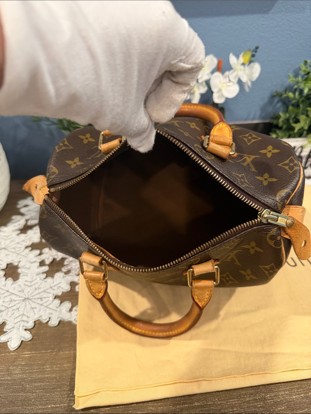Authentic Louis Vuitton Speedy 25 monogram - Picture 9 of 15